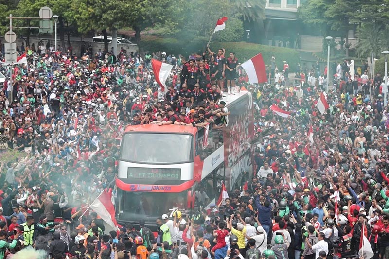 Bus pawai Timnas U-22 dan Juara SEA Games 2023 mengitari kawasan Bundaran HI dari Kemenpora.